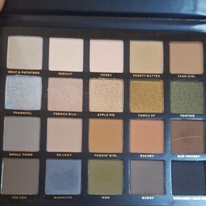 Eyeshadow Palette with Neutral and Earth Tones